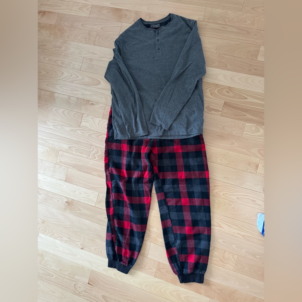 Men’s Grey and Red Checkered Pajama Set (XL)